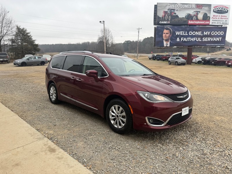 Chrysler Pacifica Vehicle Full-screen Gallery Image 3