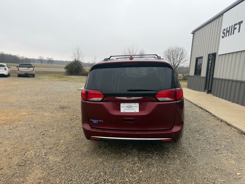 Chrysler Pacifica Vehicle Full-screen Gallery Image 4