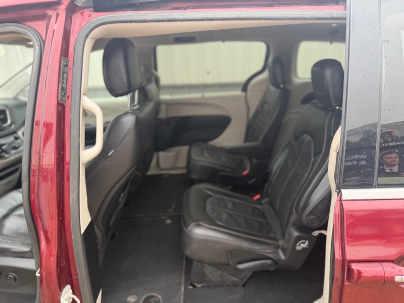 Chrysler Pacifica Vehicle Full-screen Gallery Image 6