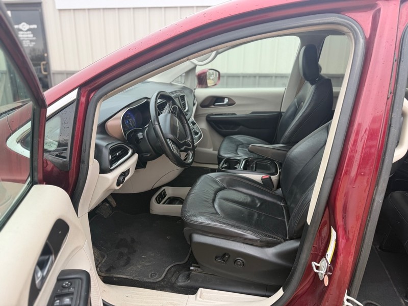 Chrysler Pacifica Vehicle Full-screen Gallery Image 7