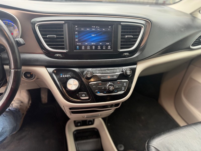 Chrysler Pacifica Vehicle Full-screen Gallery Image 8