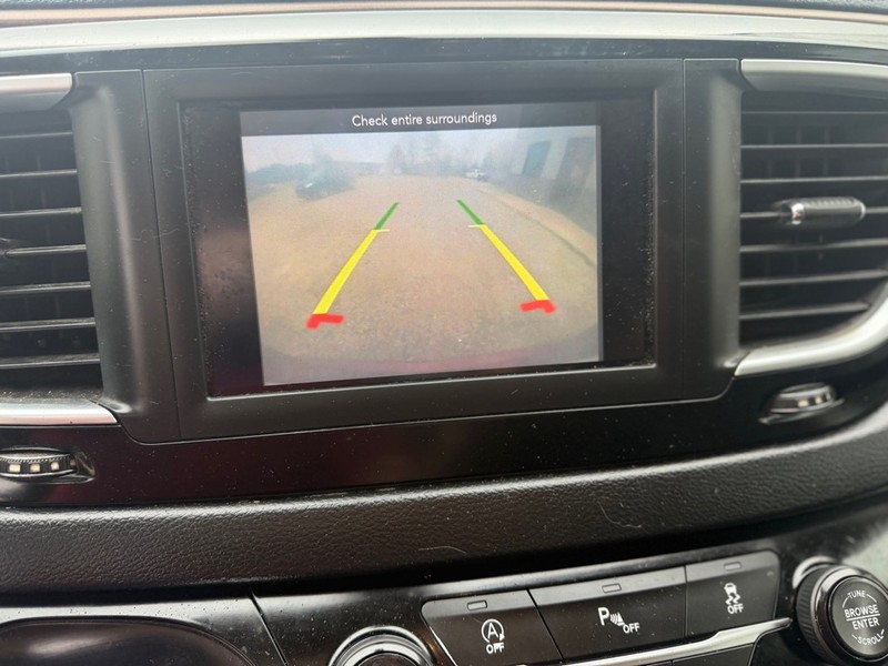 Chrysler Pacifica Vehicle Full-screen Gallery Image 9