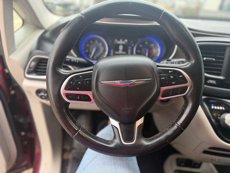 Chrysler Pacifica Vehicle Full-screen Gallery Image 10