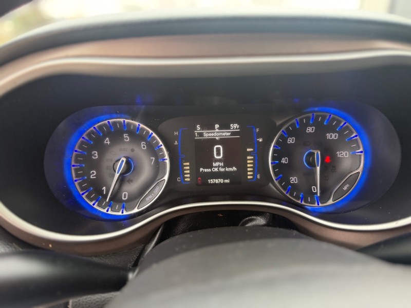 Chrysler Pacifica Vehicle Full-screen Gallery Image 11