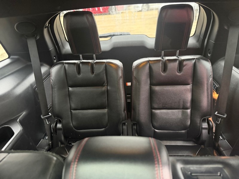 Ford Explorer Vehicle Full-screen Gallery Image 5