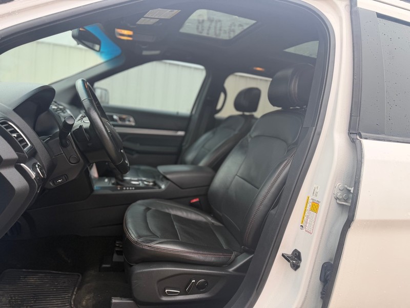 Ford Explorer Vehicle Full-screen Gallery Image 7