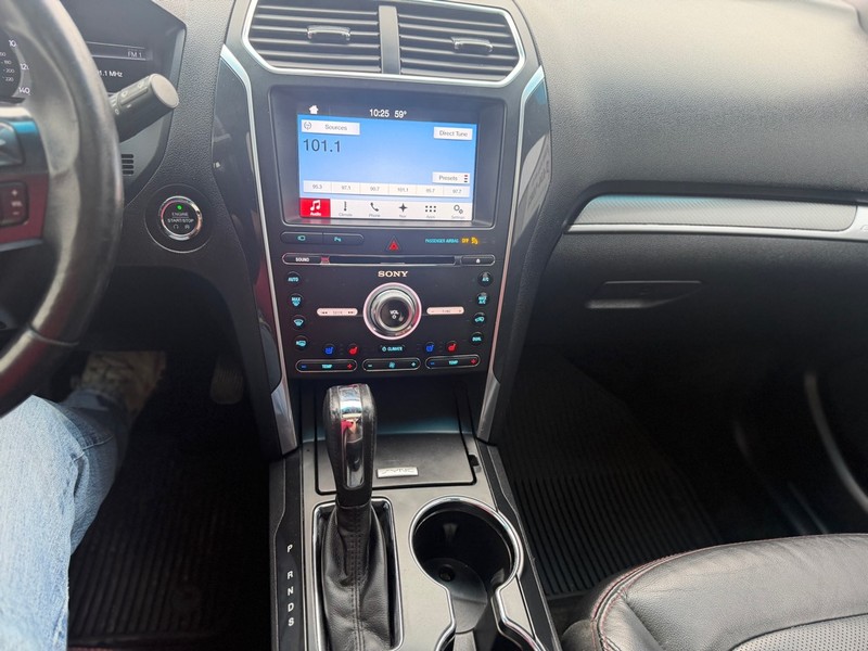 Ford Explorer Vehicle Full-screen Gallery Image 8