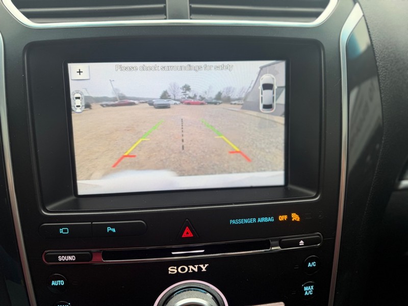 Ford Explorer Vehicle Full-screen Gallery Image 9