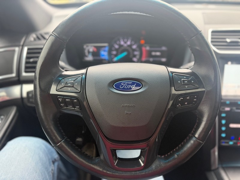 Ford Explorer Vehicle Full-screen Gallery Image 12