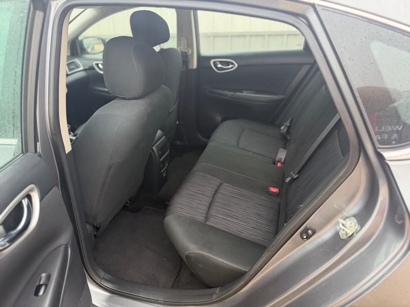 Nissan Sentra Vehicle Full-screen Gallery Image 5