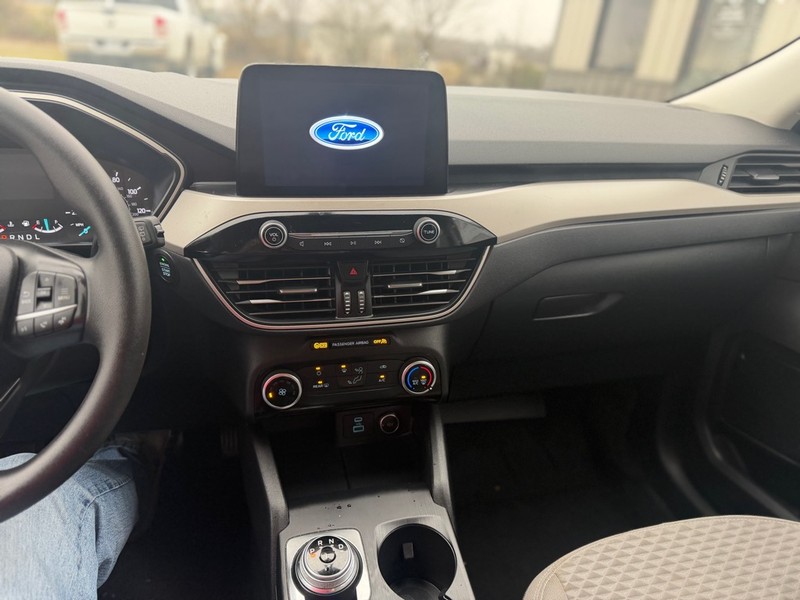 Ford Escape Vehicle Full-screen Gallery Image 7