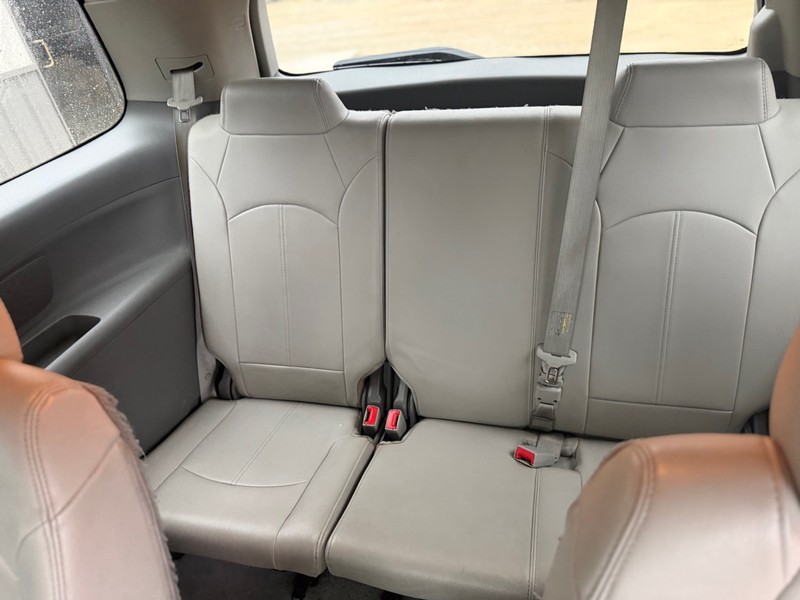 GMC Acadia Vehicle Full-screen Gallery Image 5