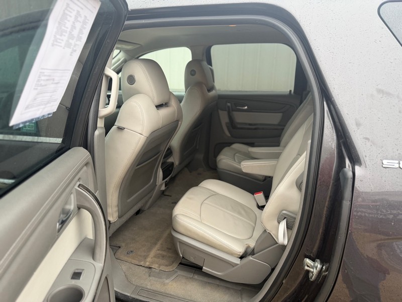 GMC Acadia Vehicle Full-screen Gallery Image 6