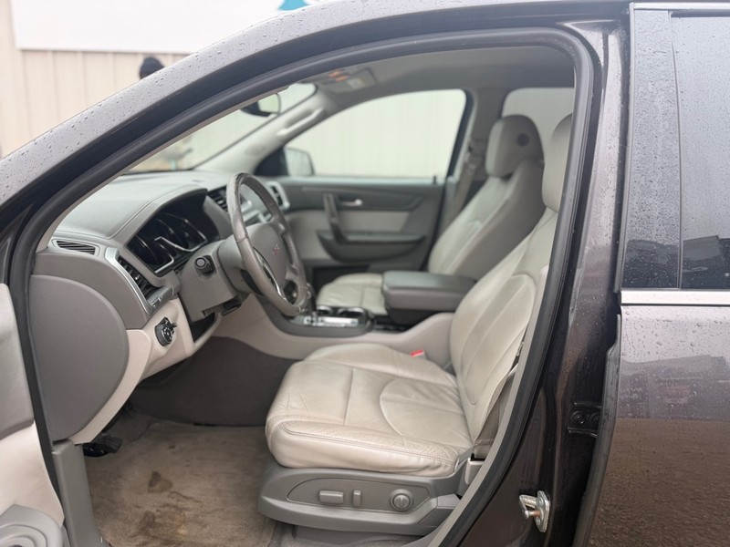 GMC Acadia Vehicle Full-screen Gallery Image 7