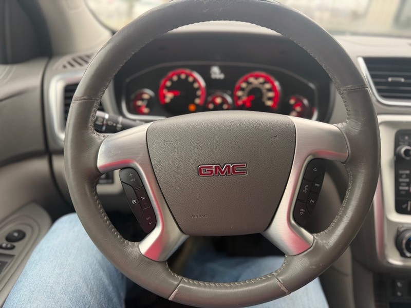 GMC Acadia Vehicle Full-screen Gallery Image 10