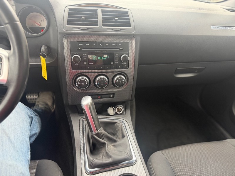 Dodge Challenger Vehicle Full-screen Gallery Image 7