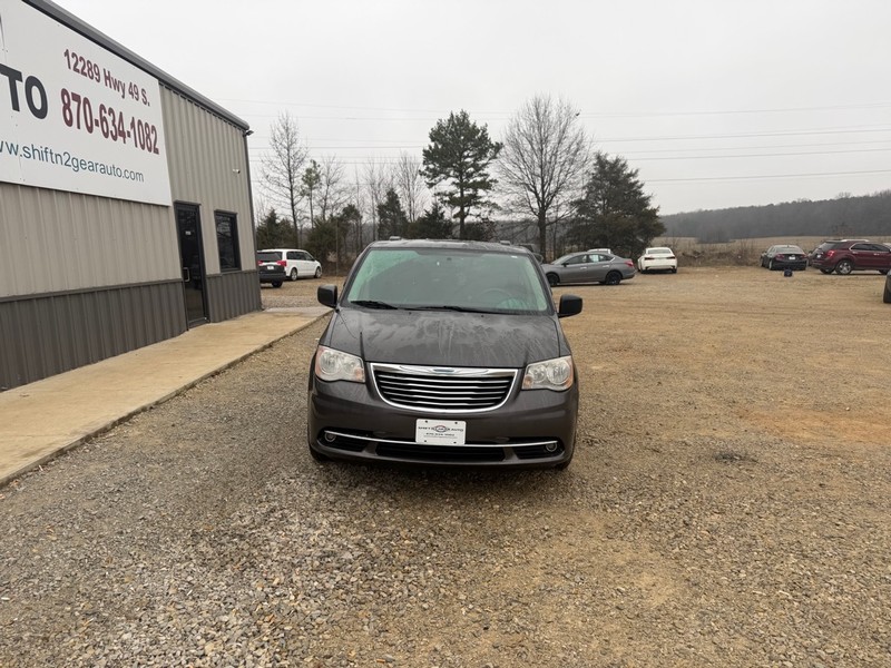 Chrysler Town & Country Vehicle Full-screen Gallery Image 2