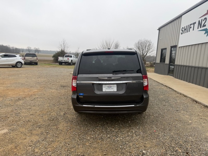 Chrysler Town & Country Vehicle Full-screen Gallery Image 4