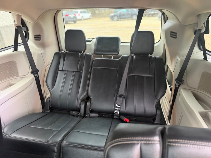 Chrysler Town & Country Vehicle Full-screen Gallery Image 5