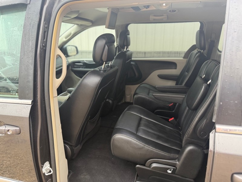 Chrysler Town & Country Vehicle Full-screen Gallery Image 6