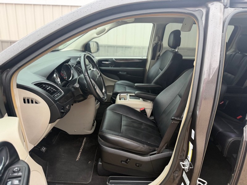 Chrysler Town & Country Vehicle Full-screen Gallery Image 7