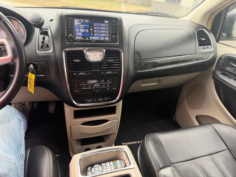 Chrysler Town & Country Vehicle Full-screen Gallery Image 8