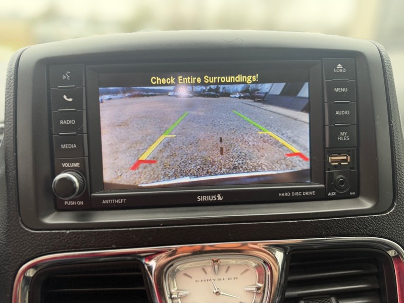 Chrysler Town & Country Vehicle Full-screen Gallery Image 9