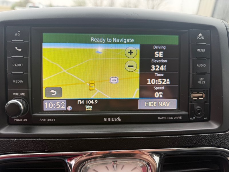 Chrysler Town & Country Vehicle Full-screen Gallery Image 10