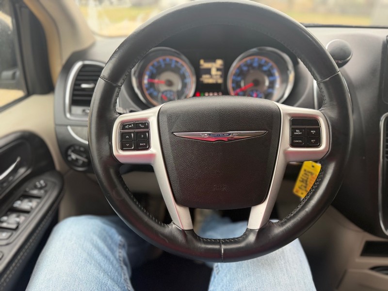 Chrysler Town & Country Vehicle Full-screen Gallery Image 11