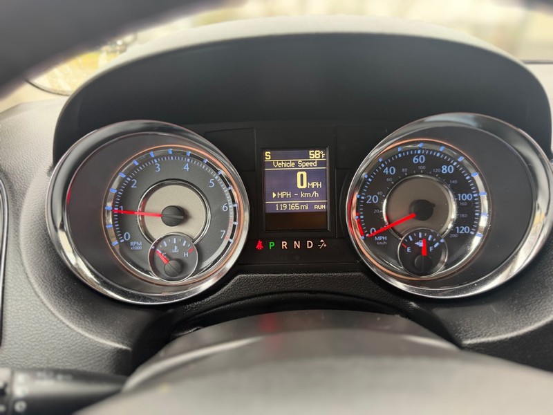 Chrysler Town & Country Vehicle Full-screen Gallery Image 12