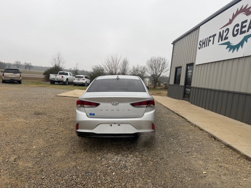 Hyundai Sonata Vehicle Full-screen Gallery Image 4