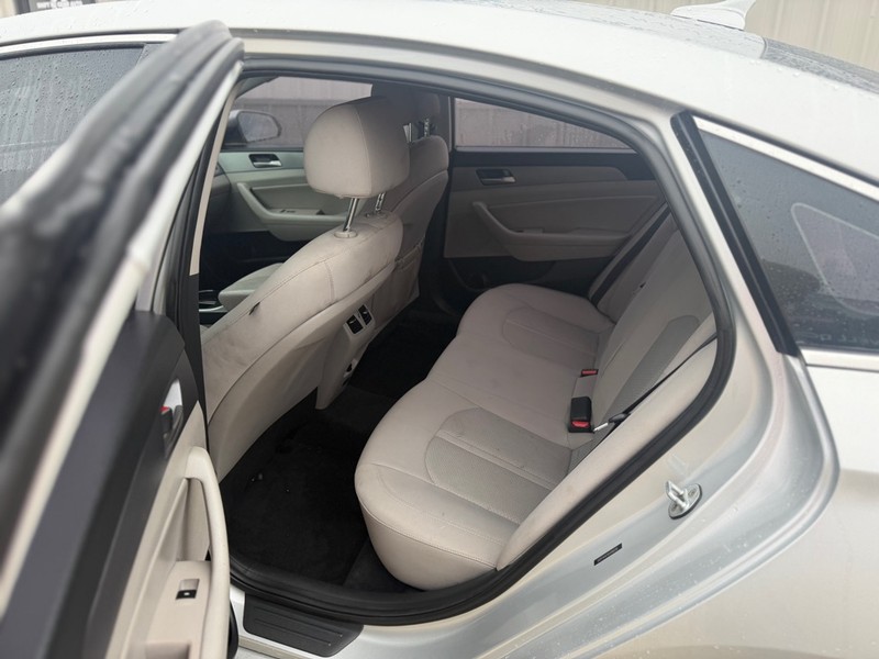 Hyundai Sonata Vehicle Full-screen Gallery Image 5