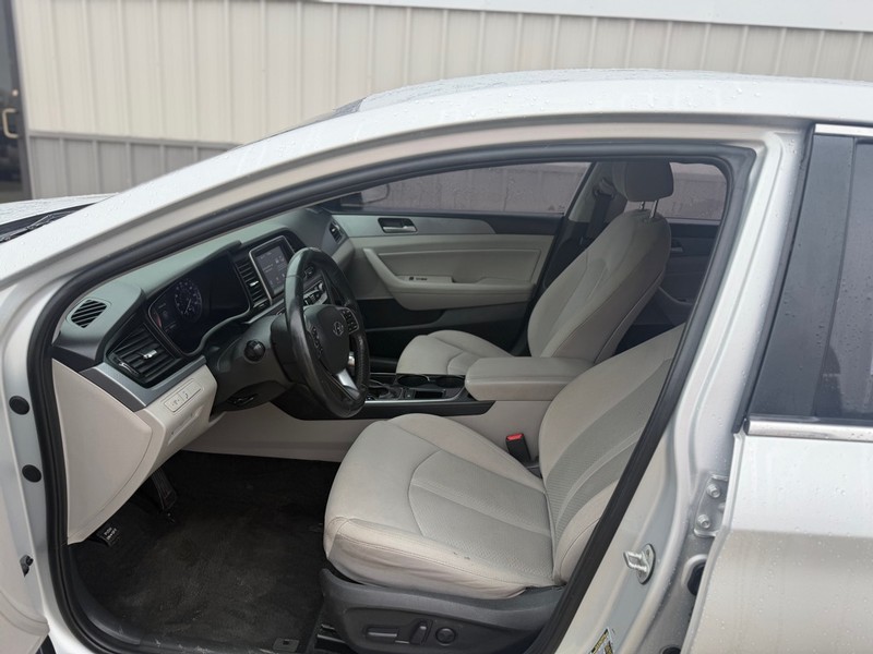 Hyundai Sonata Vehicle Full-screen Gallery Image 6