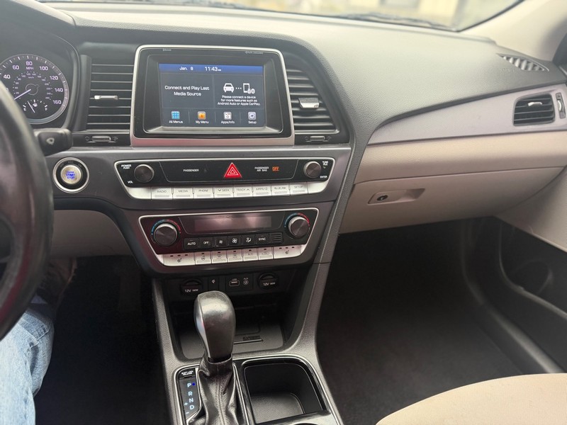 Hyundai Sonata Vehicle Full-screen Gallery Image 7