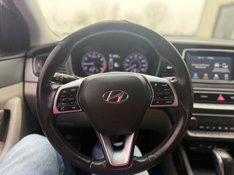 Hyundai Sonata Vehicle Full-screen Gallery Image 9