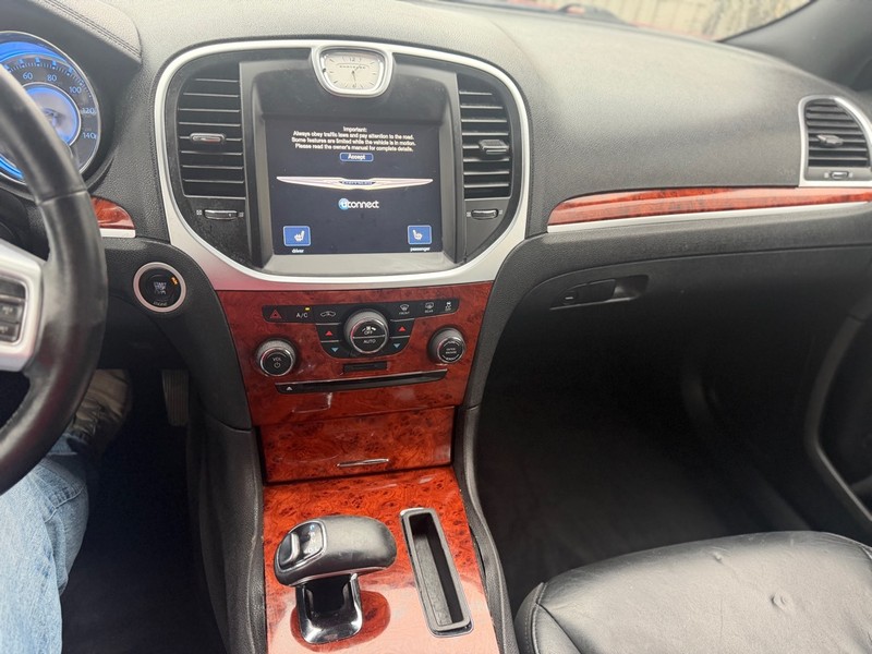 Chrysler 300 Vehicle Full-screen Gallery Image 7