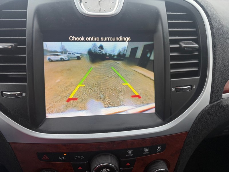 Chrysler 300 Vehicle Full-screen Gallery Image 8