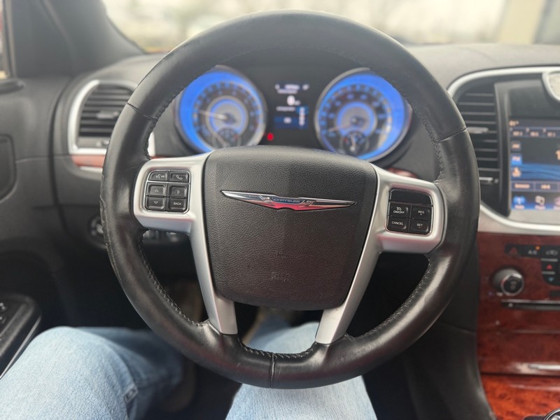 Chrysler 300 Vehicle Full-screen Gallery Image 9