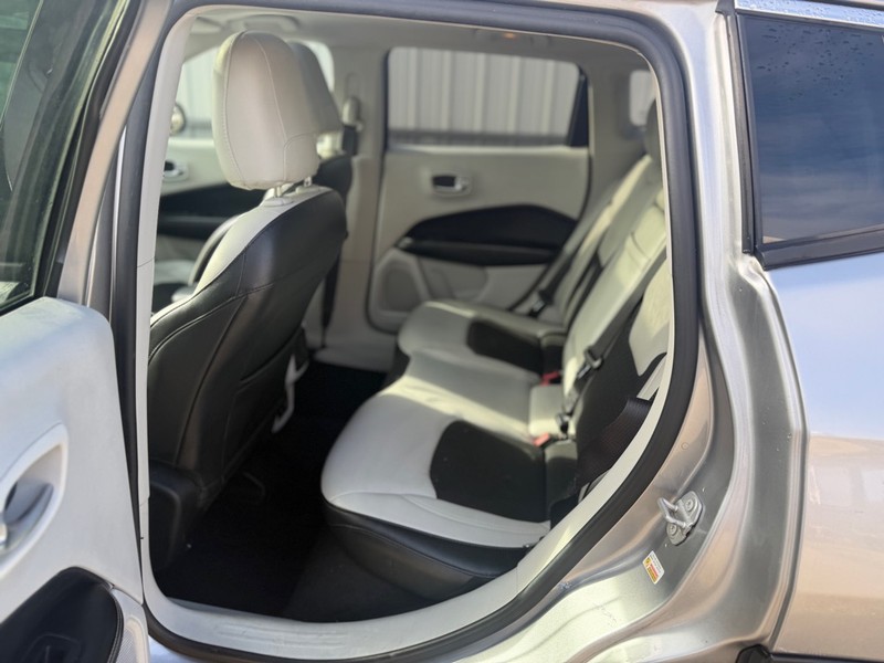 Jeep COMPASS Vehicle Full-screen Gallery Image 5