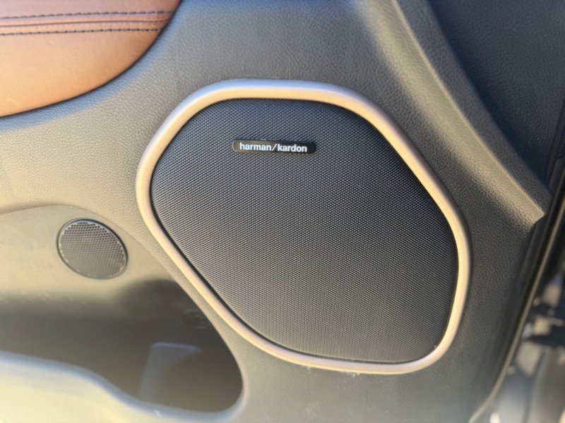 Jeep GRAND CHEROKEE Vehicle Full-screen Gallery Image 11