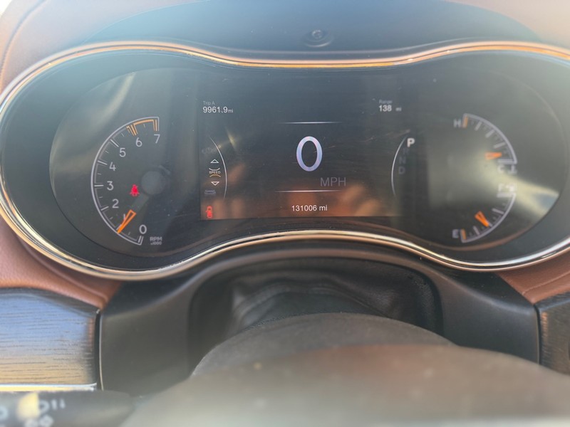 Jeep GRAND CHEROKEE Vehicle Full-screen Gallery Image 13