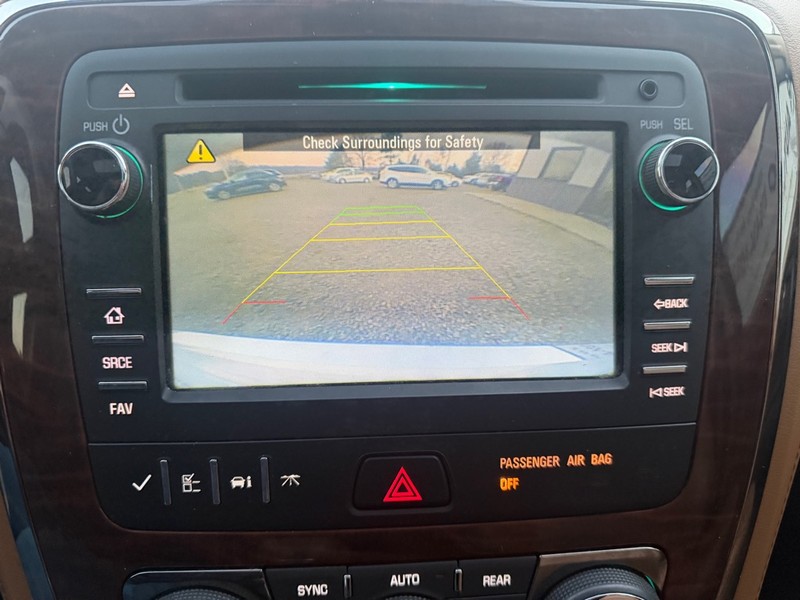 Buick Enclave Vehicle Full-screen Gallery Image 9