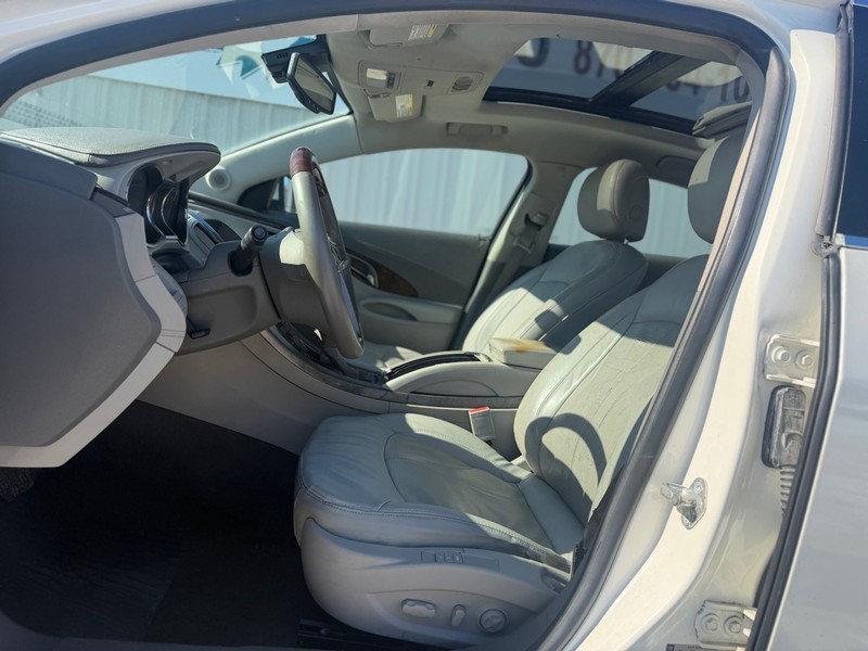 Buick LaCrosse Vehicle Full-screen Gallery Image 6