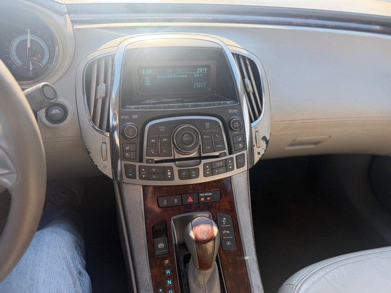 Buick LaCrosse Vehicle Full-screen Gallery Image 7