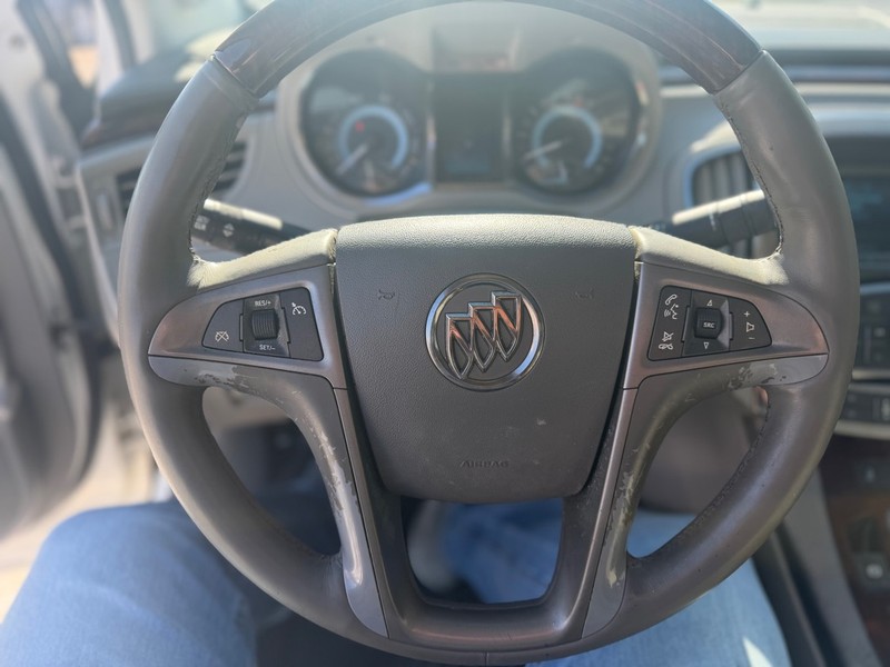 Buick LaCrosse Vehicle Full-screen Gallery Image 9