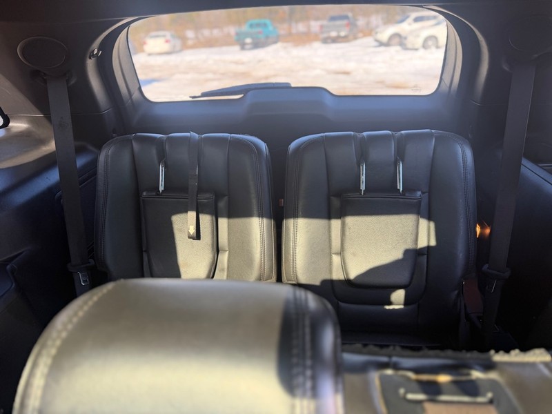 Ford Explorer Vehicle Full-screen Gallery Image 5