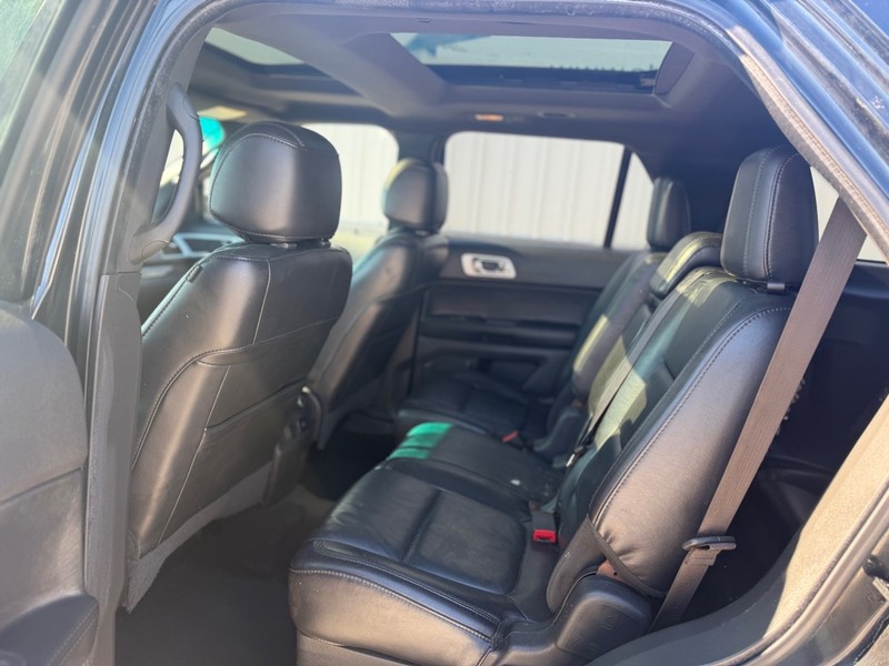 Ford Explorer Vehicle Full-screen Gallery Image 6