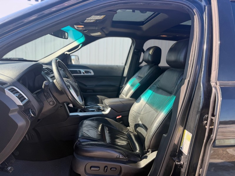 Ford Explorer Vehicle Full-screen Gallery Image 7