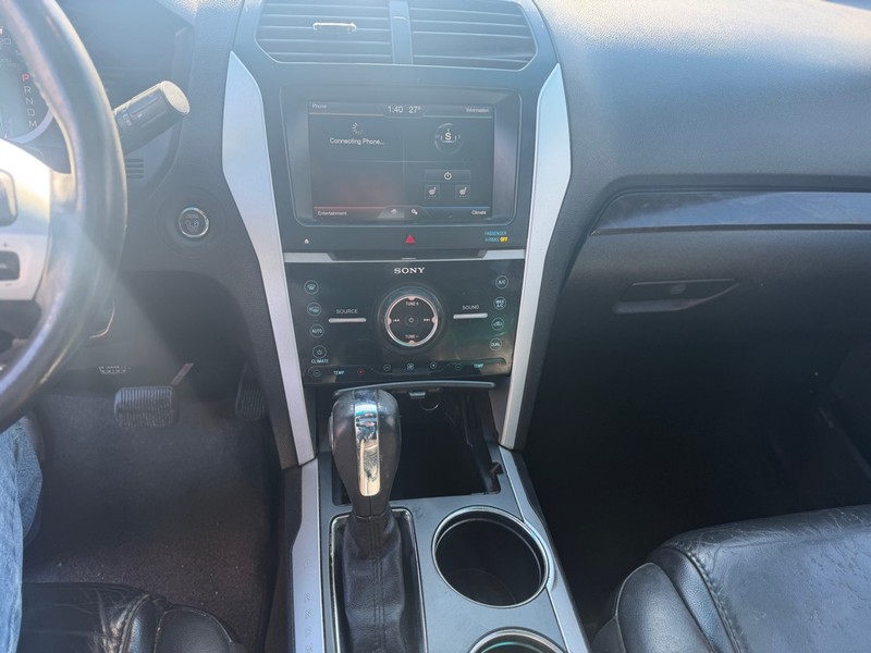 Ford Explorer Vehicle Full-screen Gallery Image 8