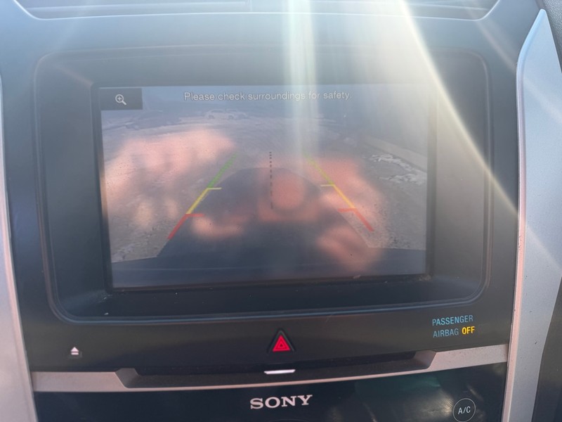 Ford Explorer Vehicle Full-screen Gallery Image 9